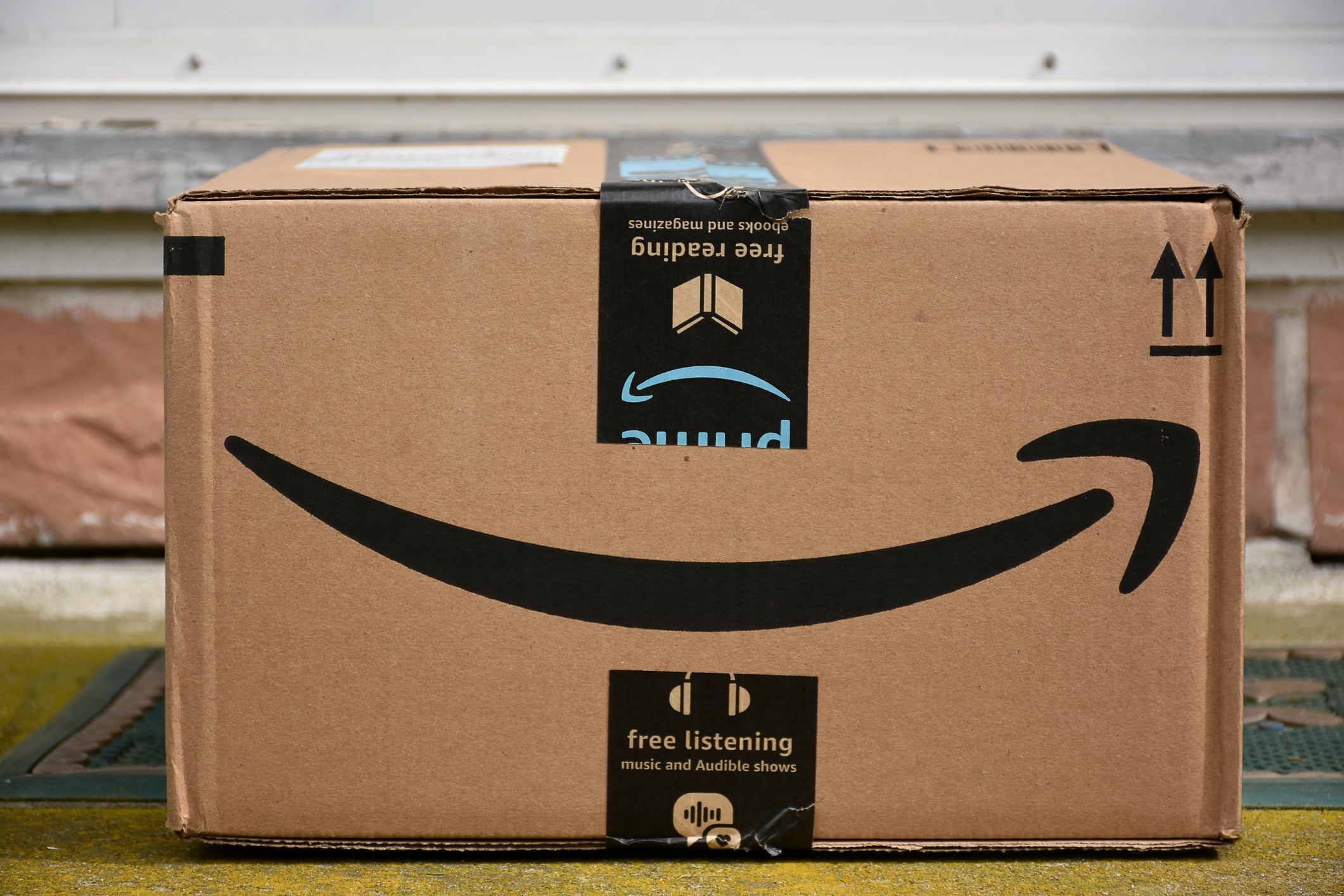 Caixa de papelão de entrega da Amazon | Amazon prepara entrada no Brasil, mas tem dificuldades