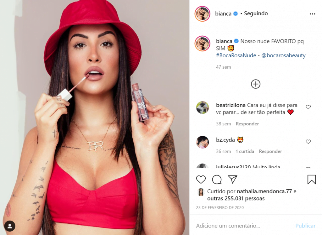 Post de Instagram, com foto na qual a influenciadora e ex-bbb Boca Rosa aplica um nude sobre os lábios para divulgar sua linha de maquiagens. 
